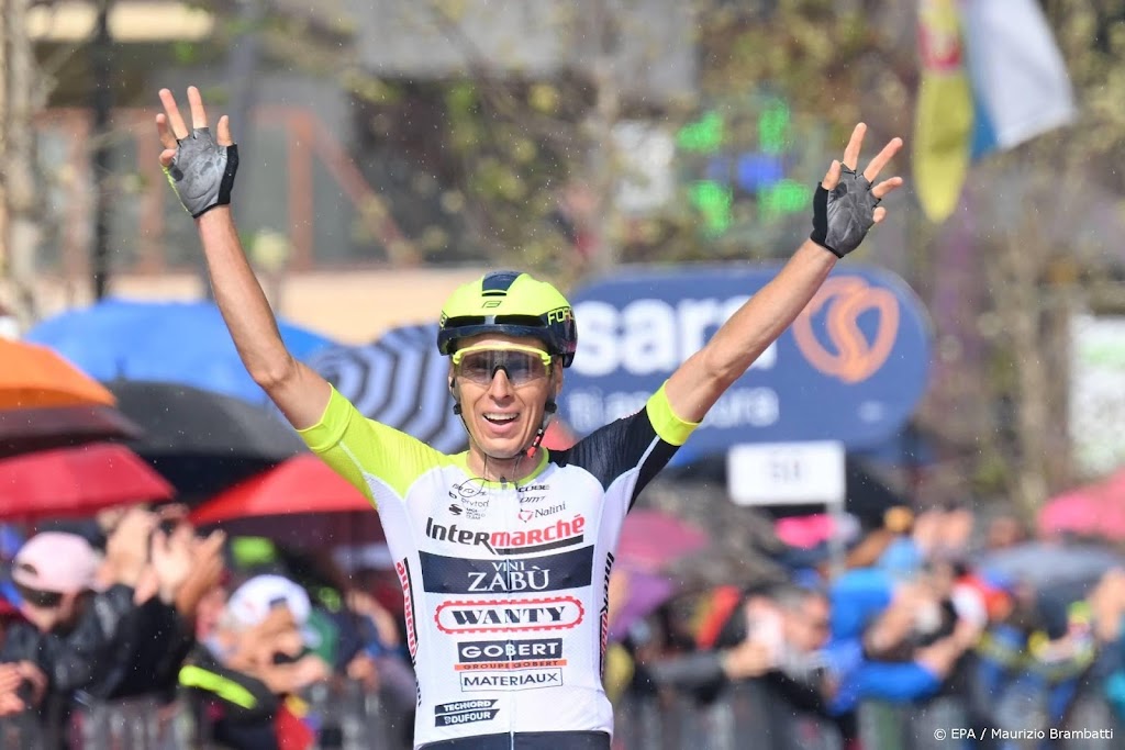 Tsjech Hirt houdt Arensman van ritzege in Giro d'Italia