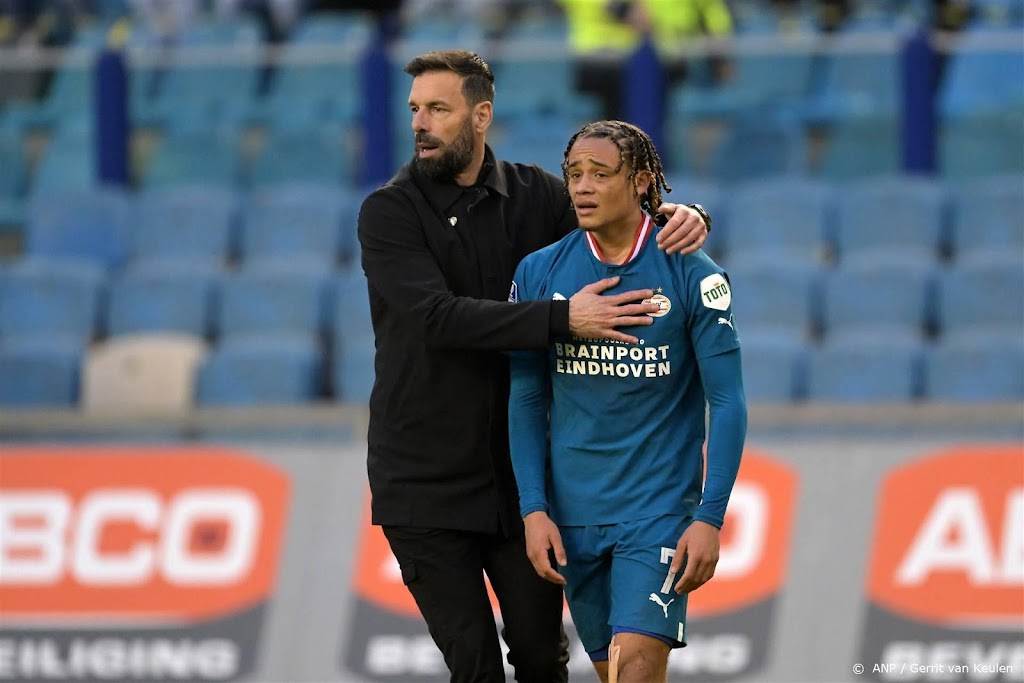 Simons bedankt zijn vertrekkende trainer Van Nistelrooij 