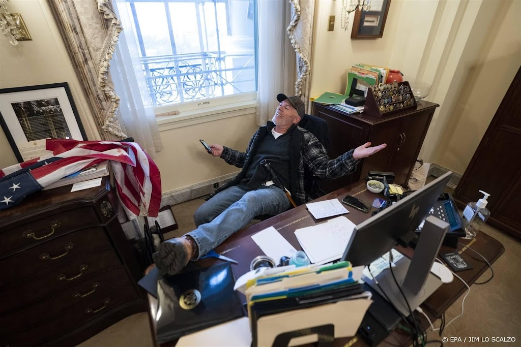 Capitoolbestormer die voet zette op bureau Pelosi krijgt 4,5 jaar