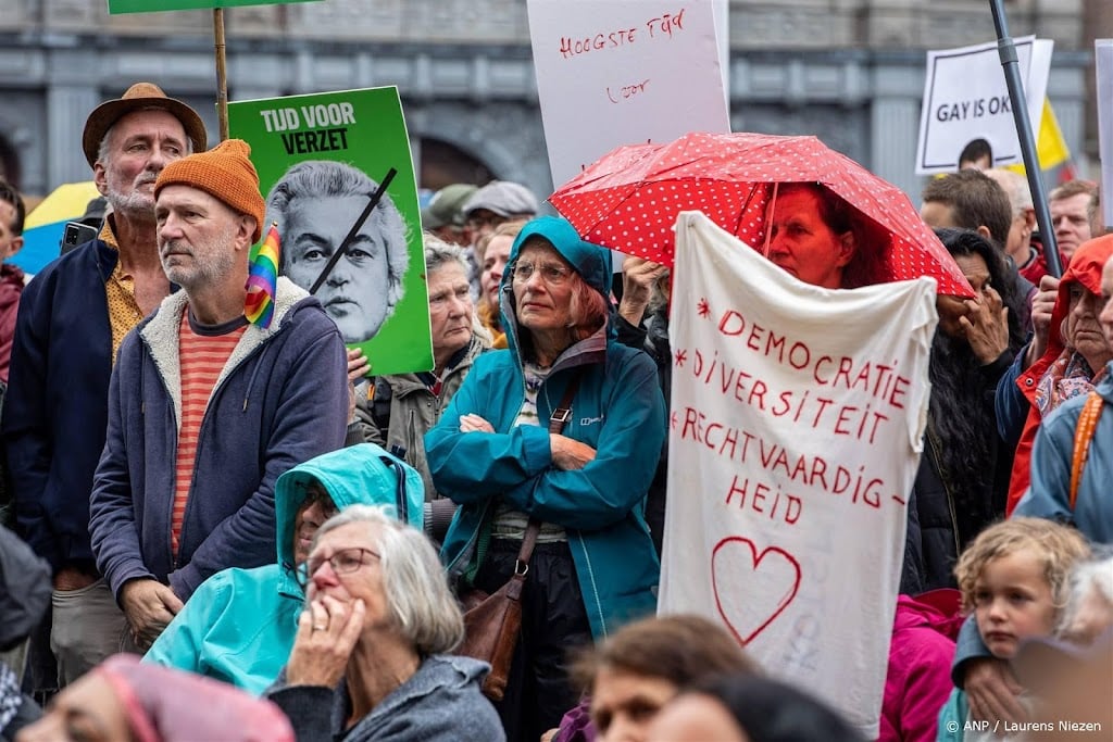 Duizenden mensen beginnen aan protestmars door Amsterdam