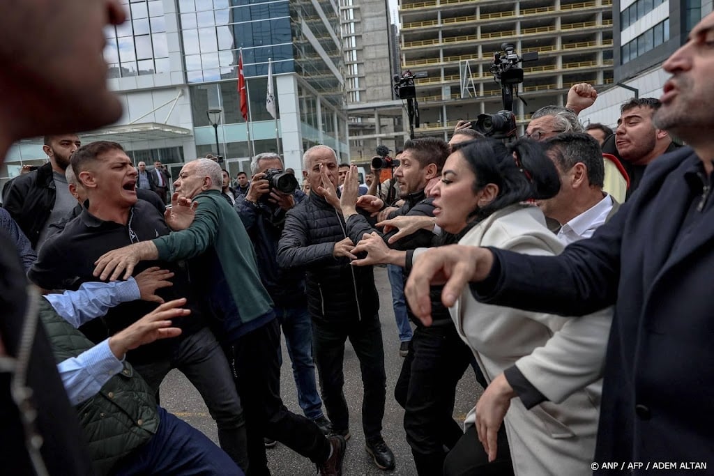 Turkse autoriteiten laten hoofdkwartier oppositie ontruimen