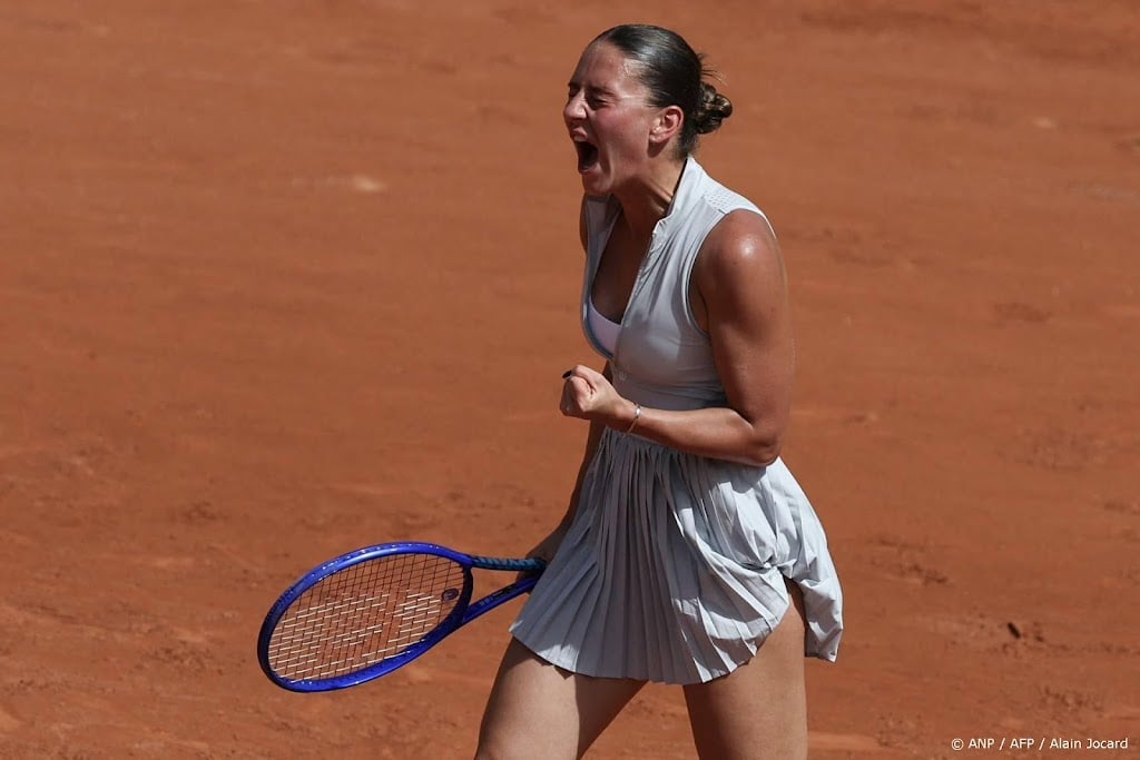 Kostjoek boekt na raketinslag emotionele zege op Roland Garros