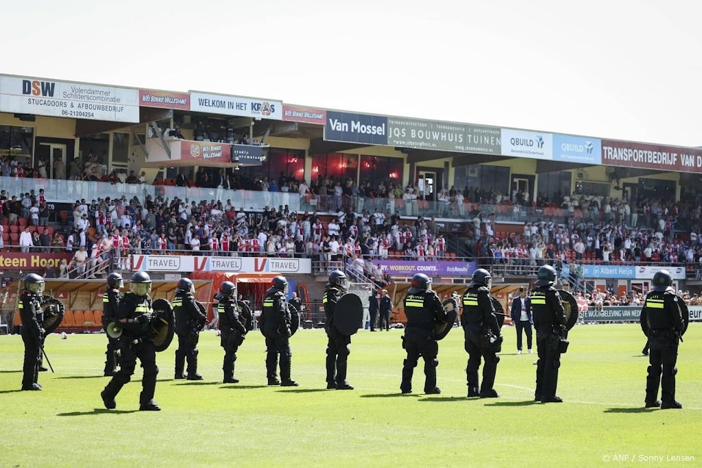 Mobiele Eenheid met honden veld op na Ajax - FC Utrecht