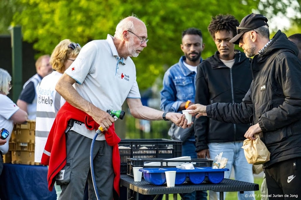 Rode Kruis deelt weer maaltijden uit aan asielzoekers in Ter Apel