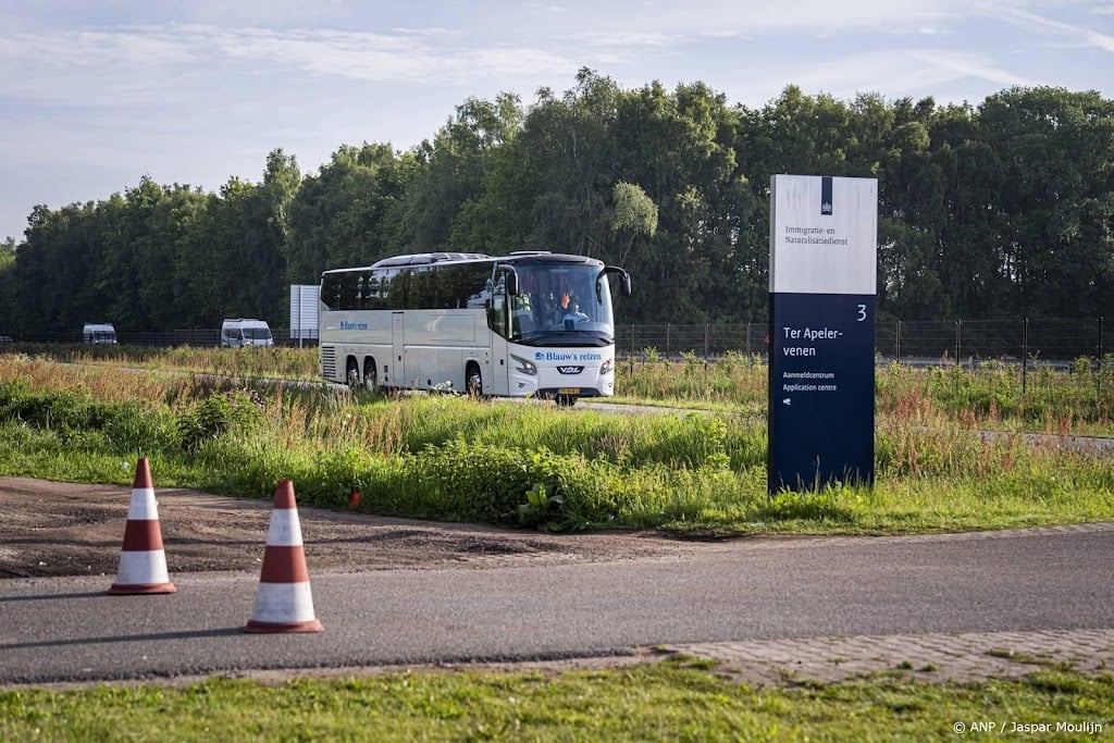 Bussen met asielzoekers uit Ter Apel vertrokken naar Groningen