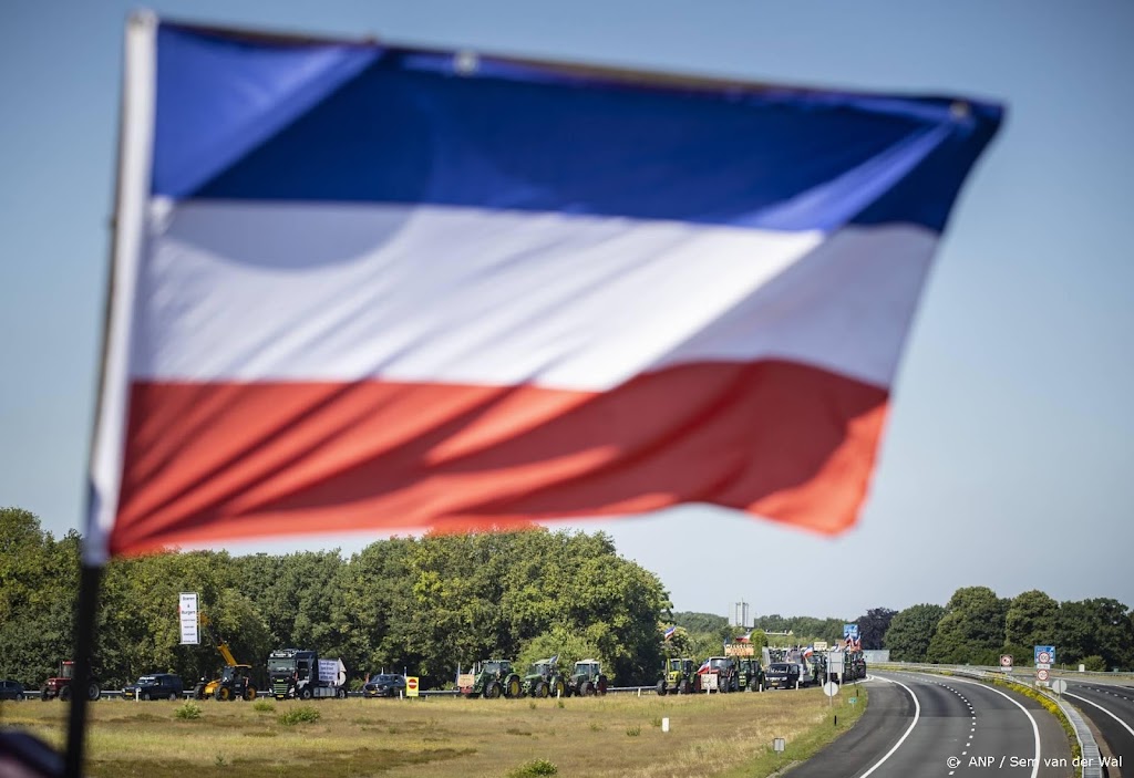 Boerenacties op tal van plekken, strobaal bij huis minister