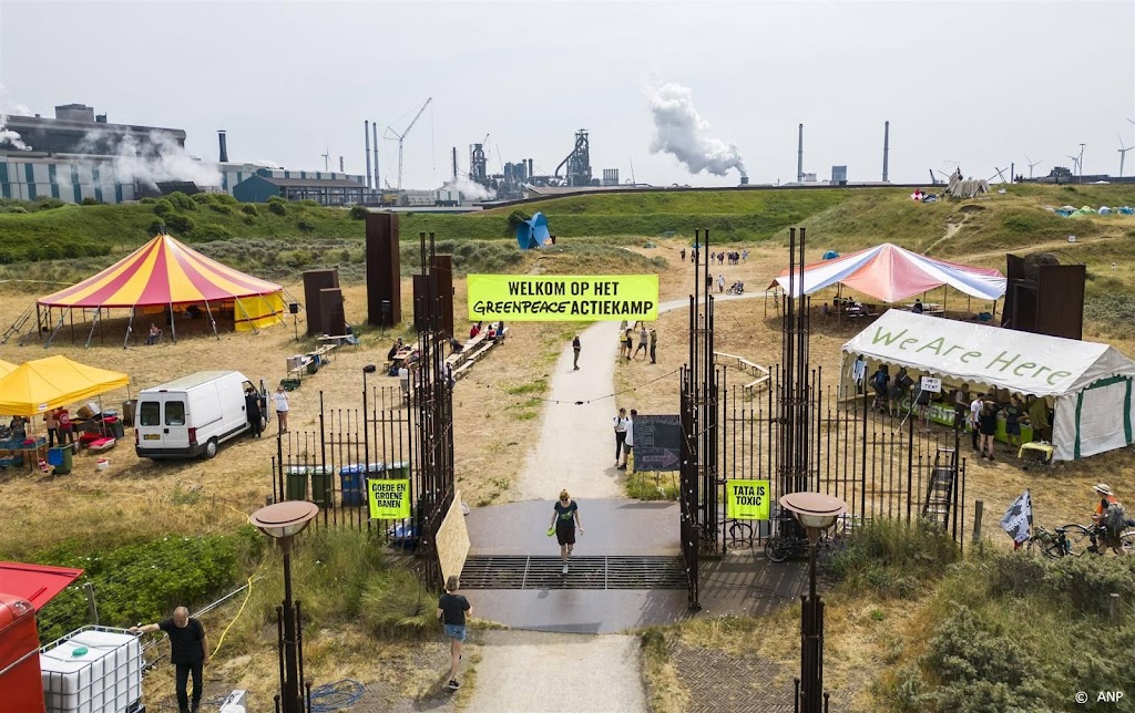 Klimaatactivisten voeren actie in Velsen in omgeving Tata Steel
