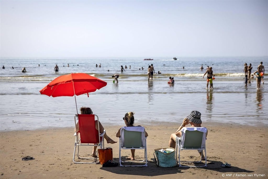 Strandtenten voorzien een drukke week door zomerse temperaturen