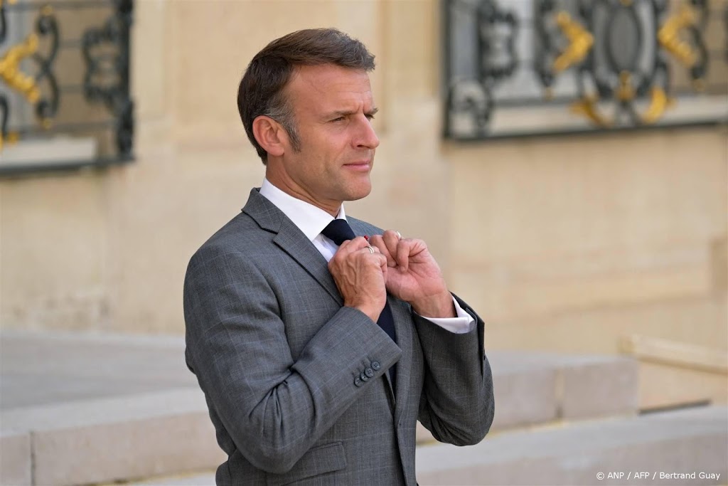 Macron waarschuwt voor burgeroorlog door plannen van rivalen