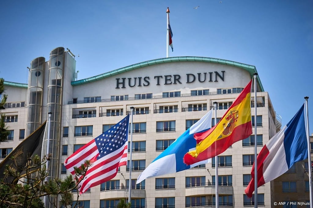 Amerikaanse vlaggen hangen uit bij Huis ter Duin in Noordwijk