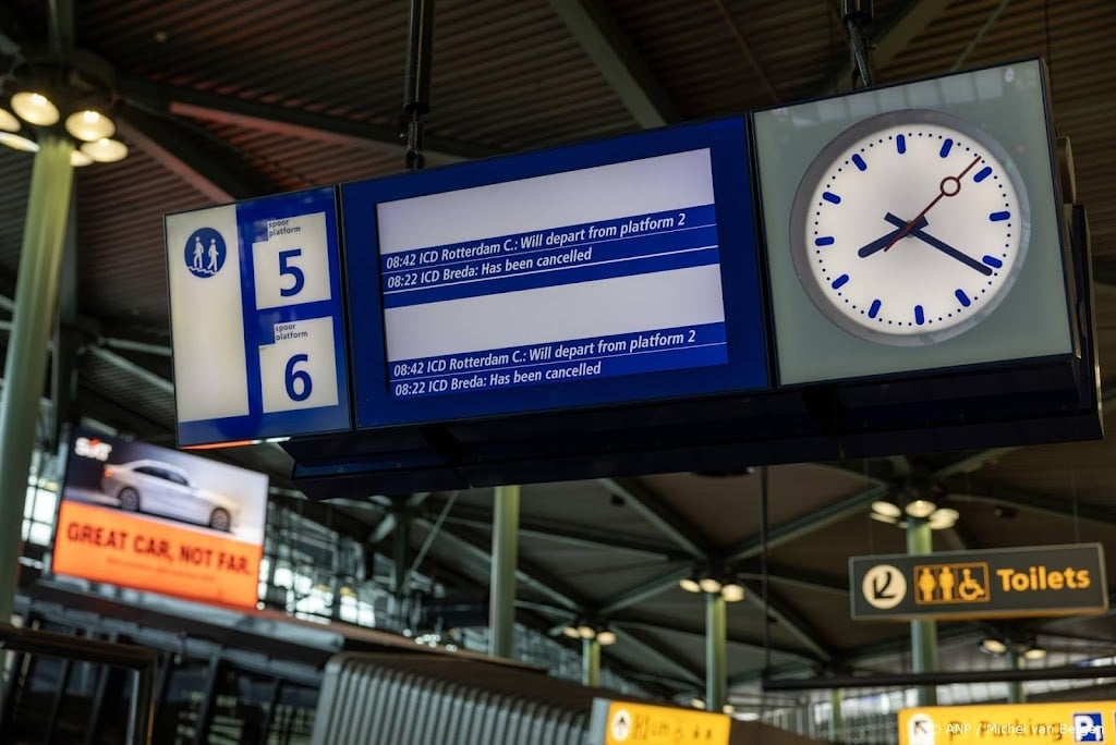 Verstoring treinverkeer rond Schiphol tot zeker 23.00 uur 