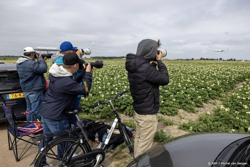 Vliegtuigspotters staan hulpdiensten bij Schiphol in de weg