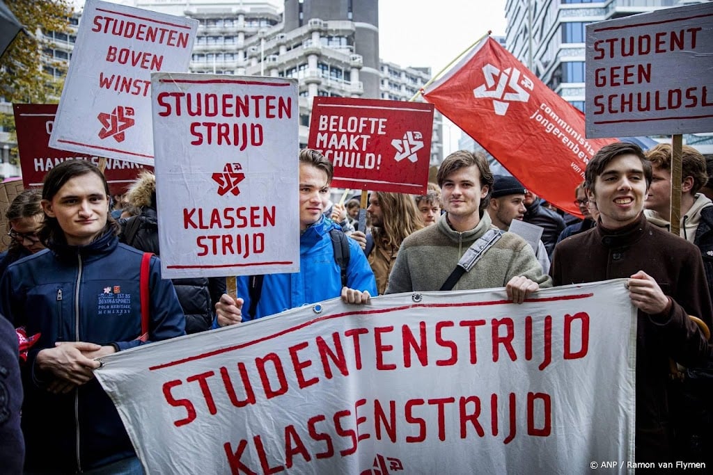Studenten lenen minder door basisbeurs en hogere uurlonen