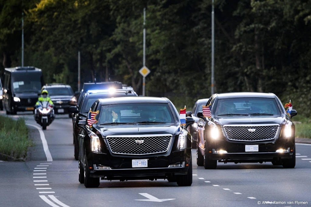 Trump vanaf Schiphol onderweg naar Den Haag in The Beast 