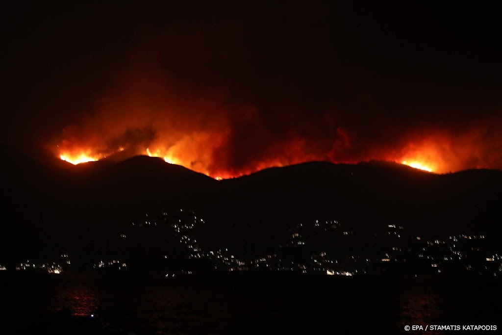 Ook Griekse eilanden Corfu en Evia door brand getroffen 