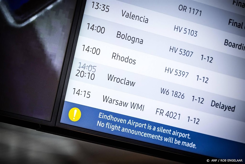 Vlucht met uit Rhodos geëvacueerde Nederlanders landt op Schiphol