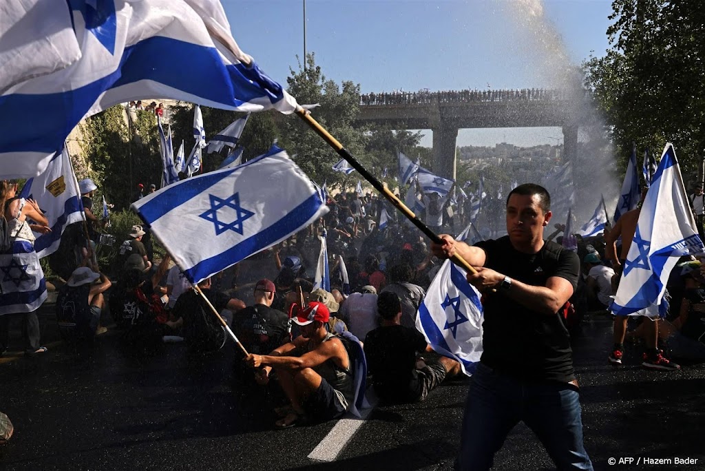 Auto rijdt in op Israëlische demonstranten, drie gewonden