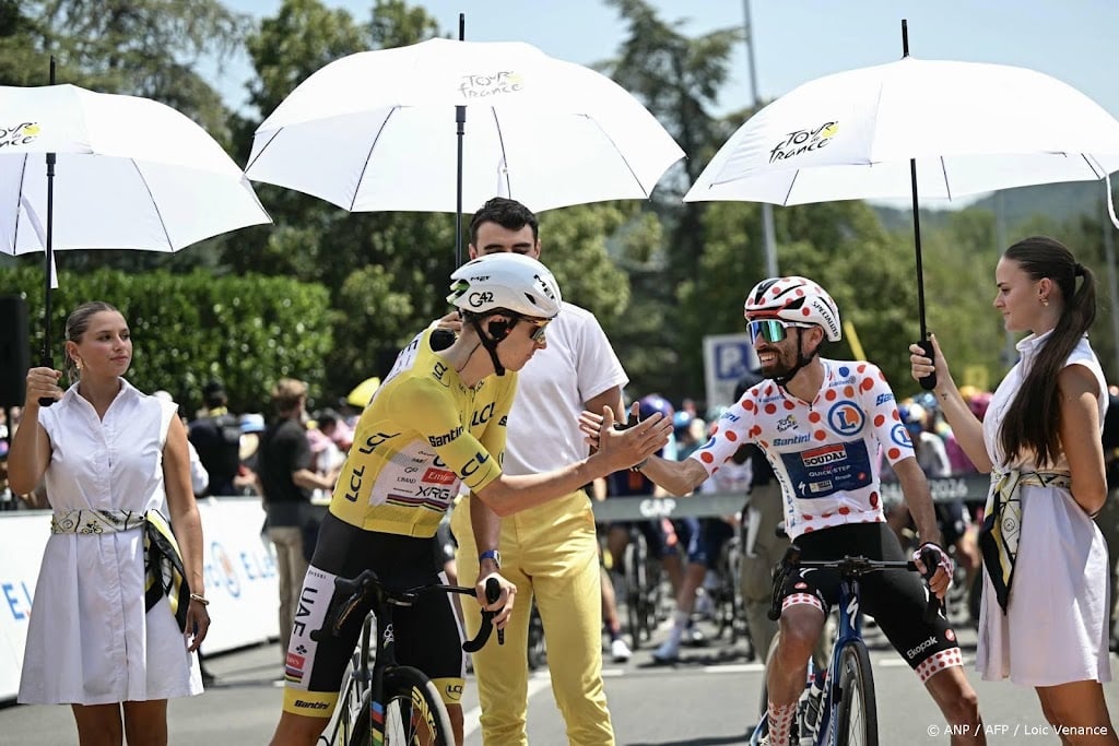 Tourpeloton onderweg naar Alpe d'Huez in voorlaatste bergetappe