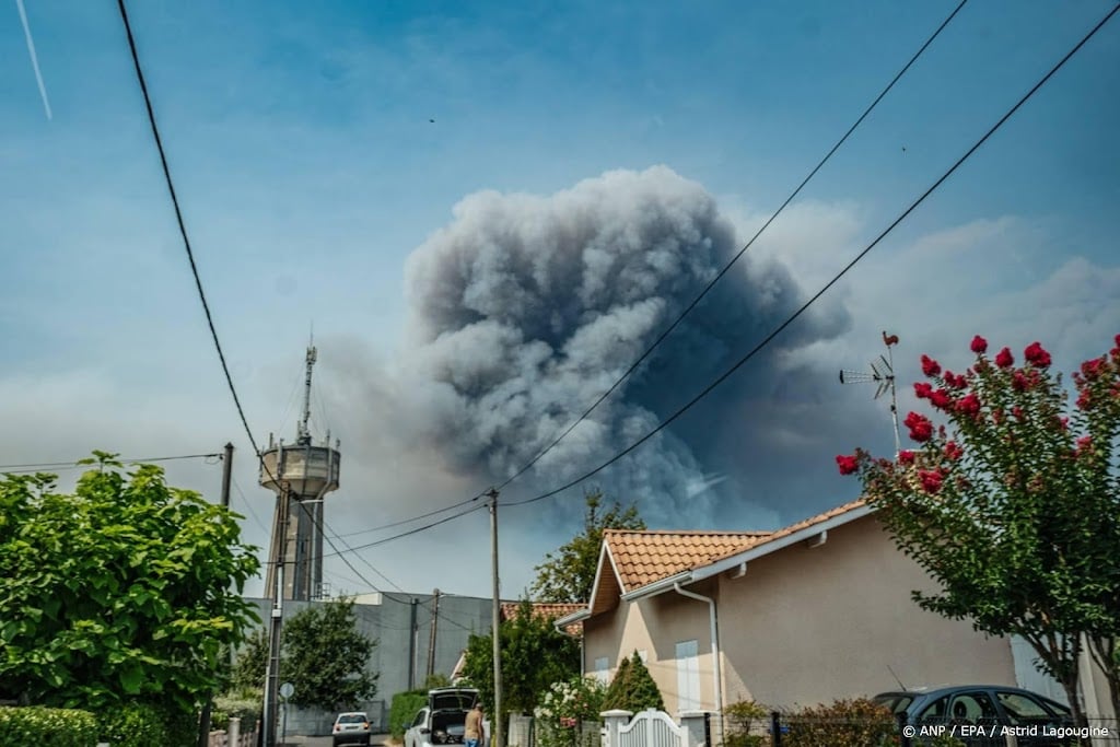 Grote evacuaties en crisisoverleg om branden in Frankrijk