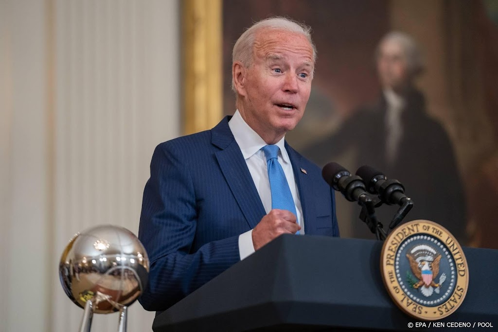 Biden blijft bij datum vertrek uit Kabul, vreest aanslag