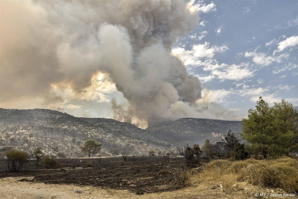 Griekenland worstelt met natuurbranden, ook rook boven Athene