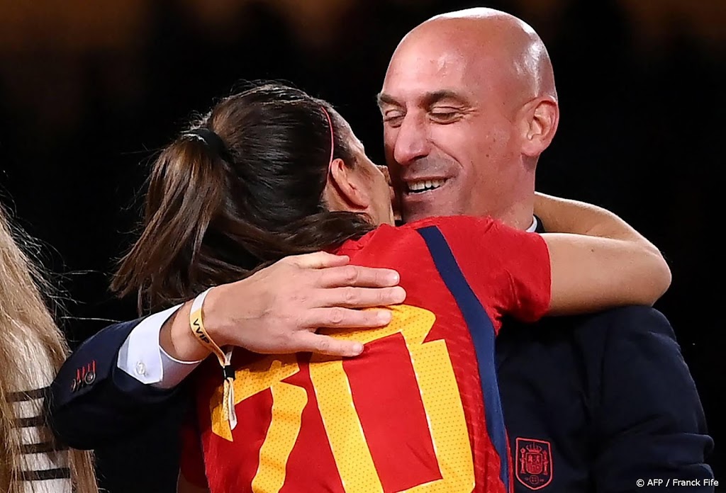 FIFA start onderzoek naar kus op de mond van Spaanse voorzitter