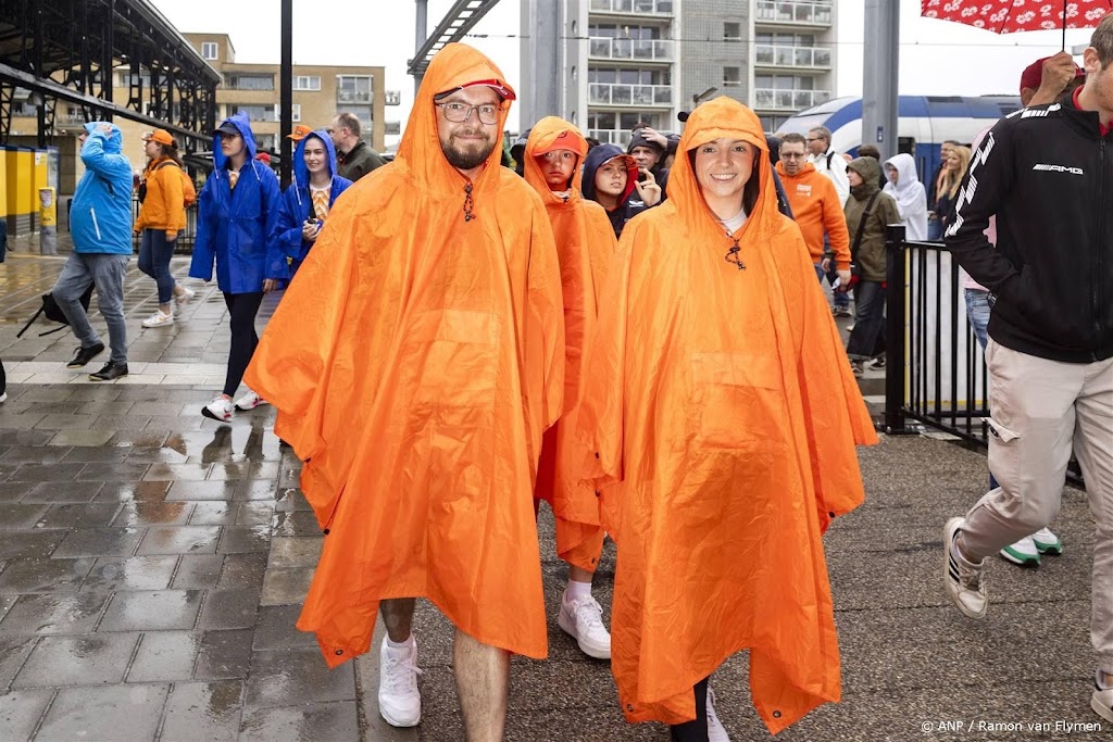 Enkele vroege Formule 1-fans al in trein naar Zandvoort 