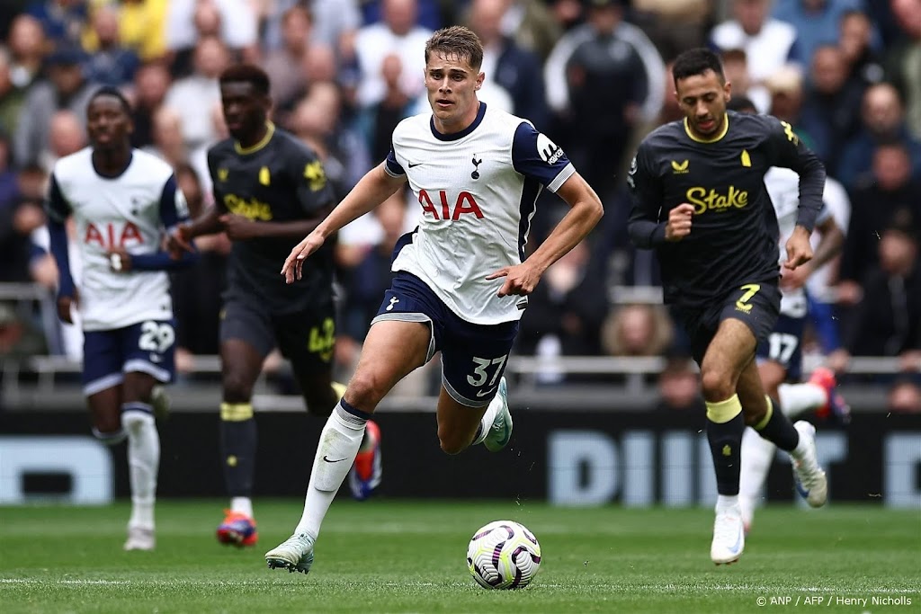 Van de Ven maakt indruk met assist bij zege Tottenham Hotspur