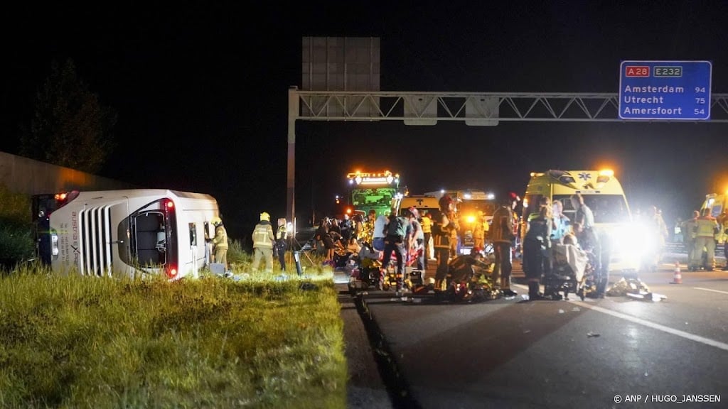 Snelweg A28 bij Wezep dicht tot na de avondspits na ongeval