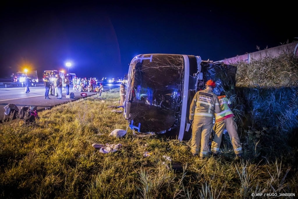 Touringcar op andere weghelft beland bij ongeluk A28
