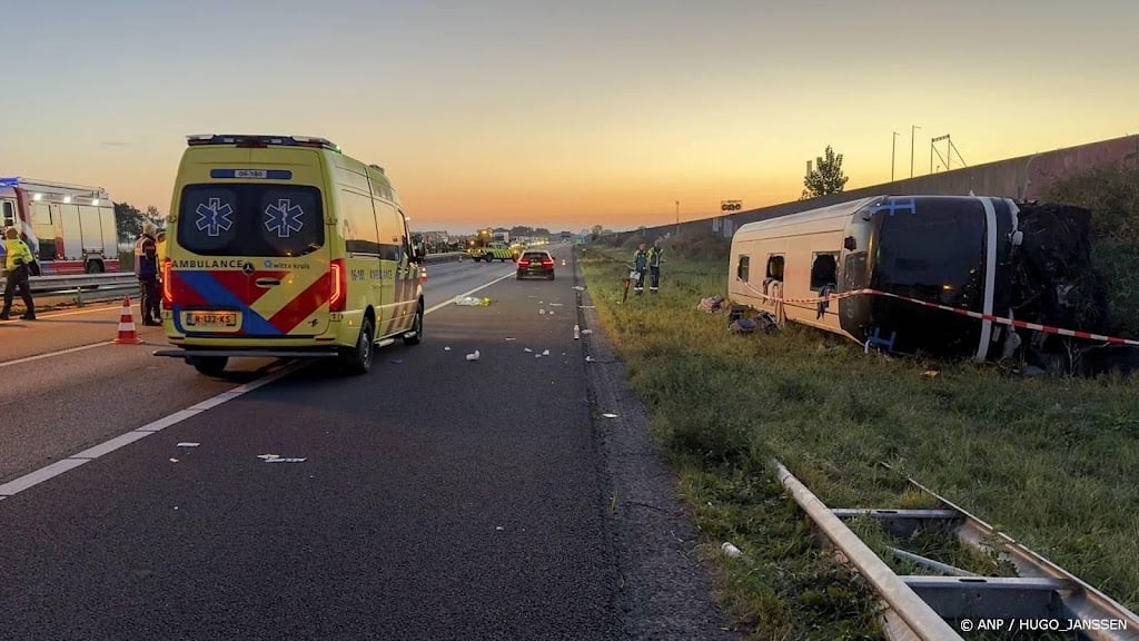 Acht gewonden naar het ziekenhuis na ongeval A28 met touringcar
