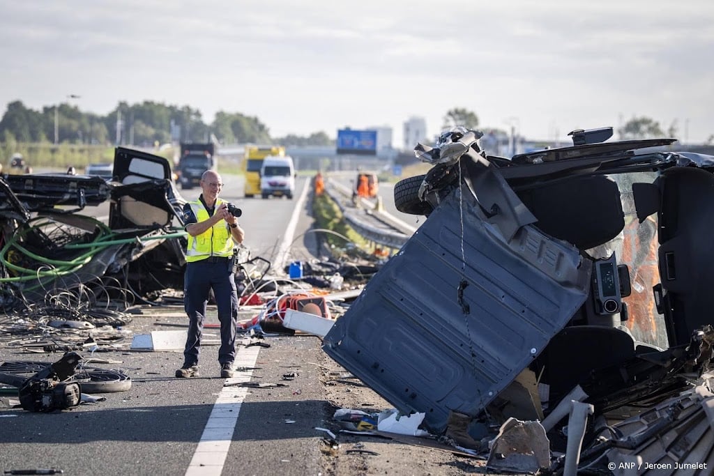 Politie: bij ongeval A28 zijn 16 gewonden naar ziekenhuis gegaan