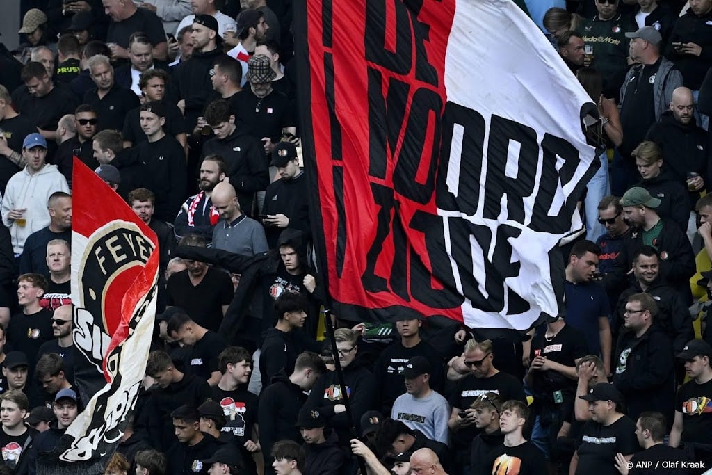 Feyenoord gaat vuurwerkgeweld grondig onderzoeken