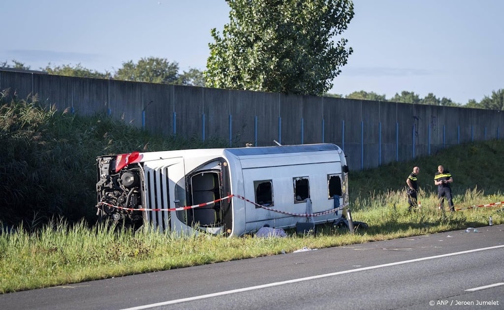 Vijf mensen nog in het ziekenhuis na ongeluk A28 met touringcar