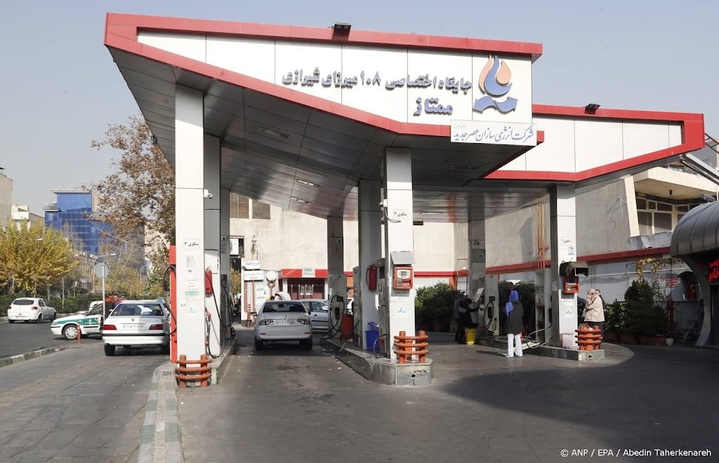Lange rijen bij Iraanse tankstations door dreigend benzinetekort