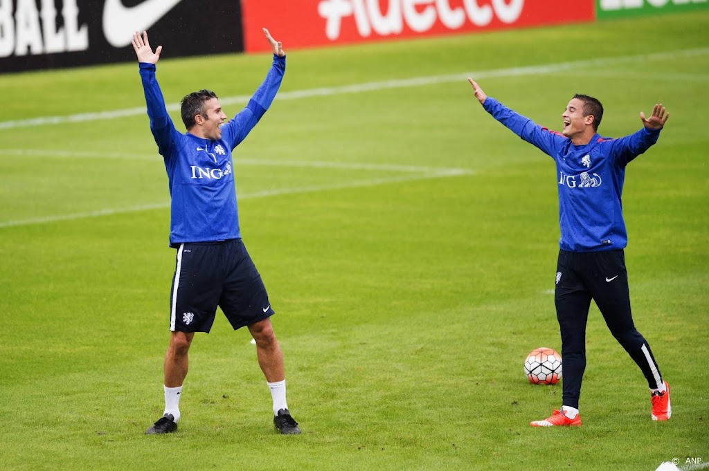 Van Persie, Nigel de Jong en Afellay eregast bij Oranje