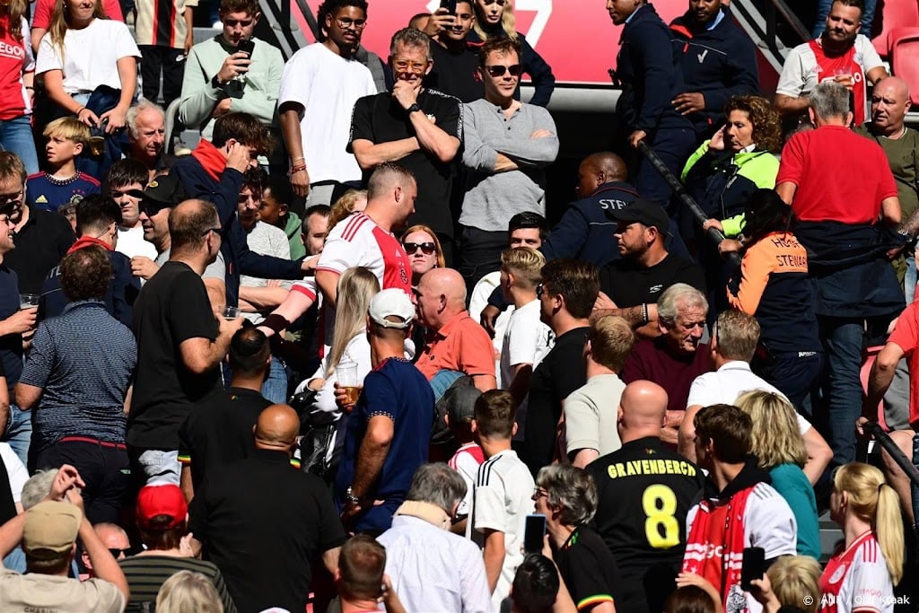 Ajax - Feyenoord even stilgelegd na drinkbeker op het veld
