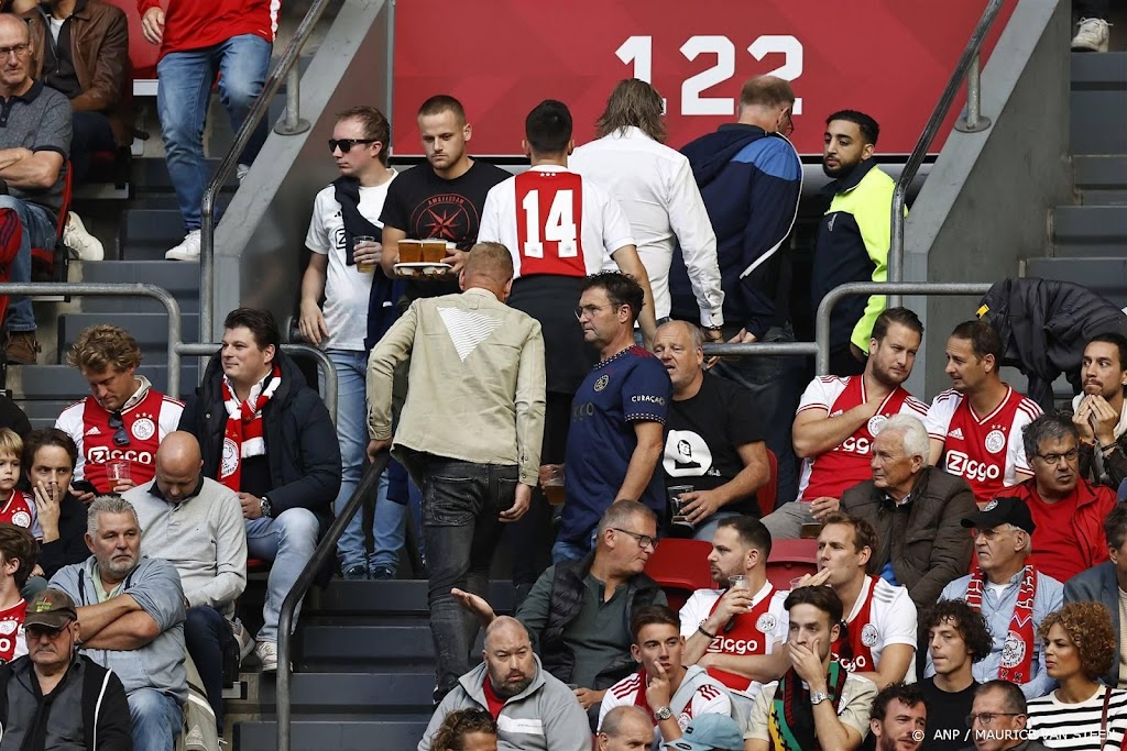 Ajax - Feyenoord bij stand van 0-3 10 minuten stilgelegd