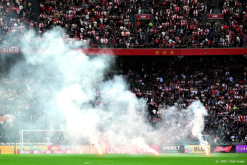 Ajax - Feyenoord definitief gestaakt na tweemaal vuurwerk op veld
