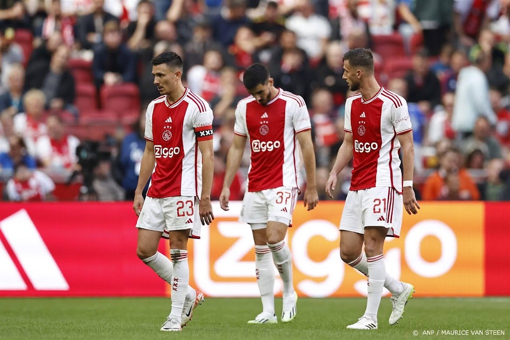 Feyenoord stort Ajax tijdens gestaakt duel in nog grotere crisis 