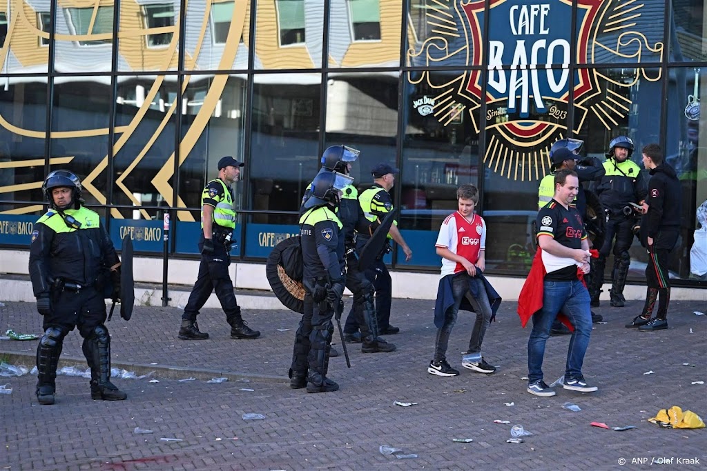 Drie aanhoudingen na gestaakte wedstrijd Ajax - Feyenoord