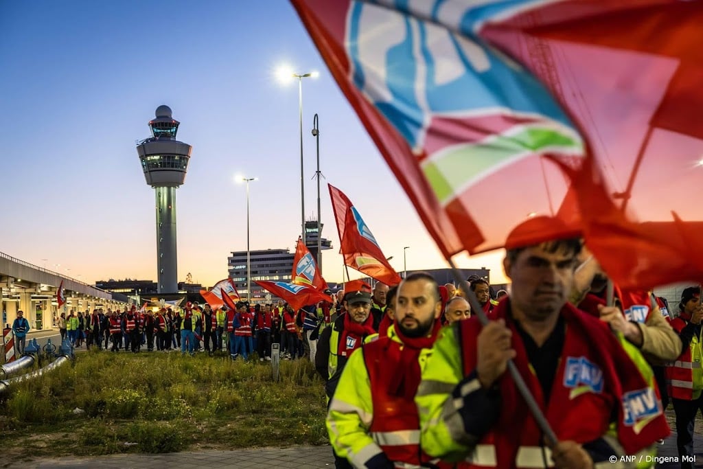 Eerste actievoerende KLM-medewerkers arriveren bij Schiphol