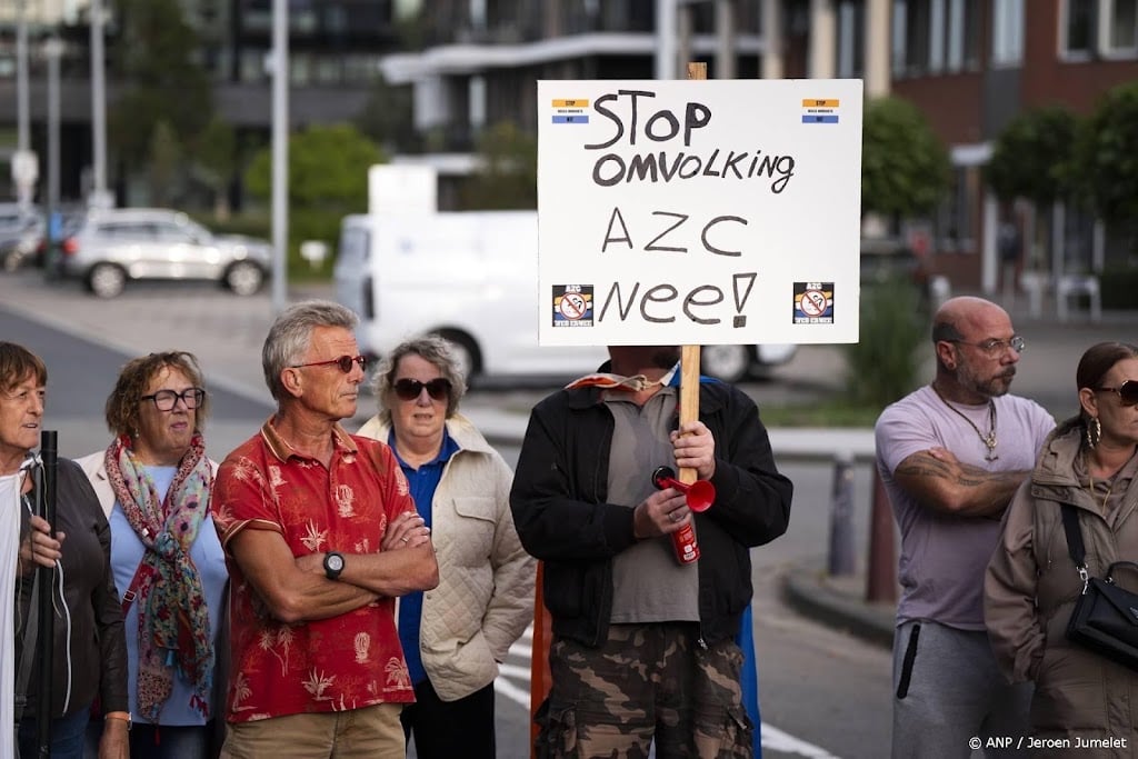 Tientallen mensen protesteren bij gemeentehuis Terneuzen om azc