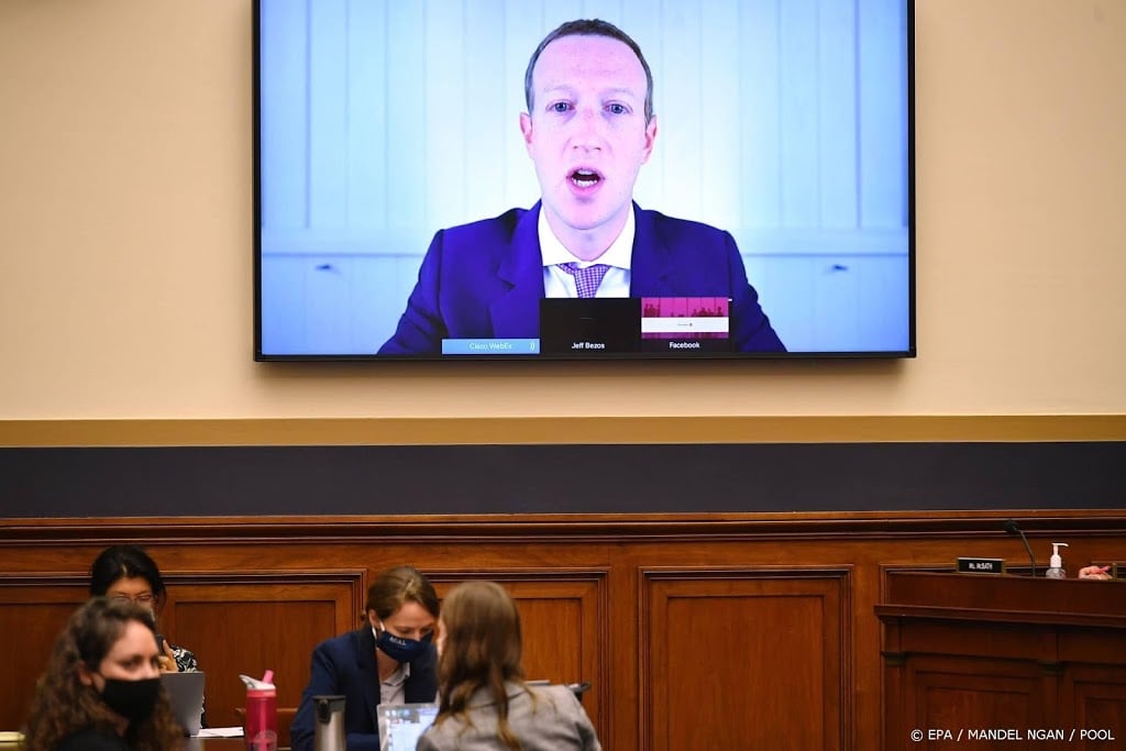 Topmannen Facebook en Twitter verschijnen in november in Senaat