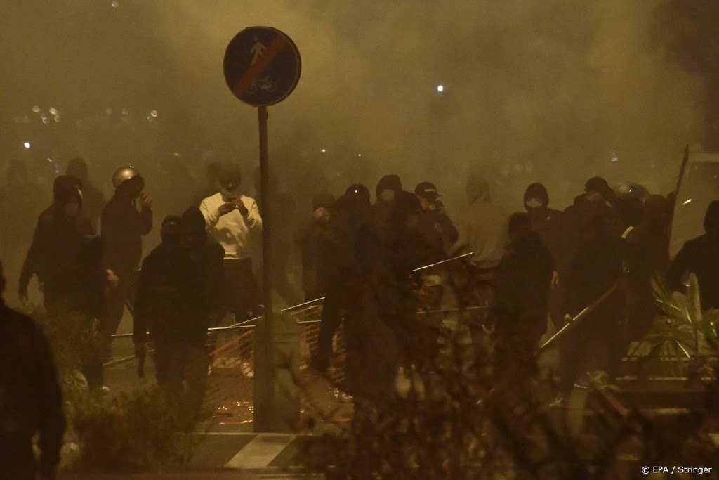 Demonstranten botsen met politie in Napels om coronamaatregelen