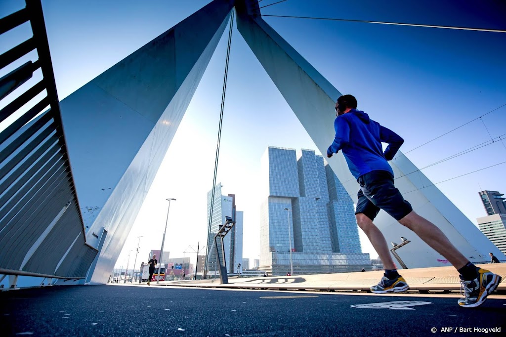 Marathonlopers overspoelen eindelijk weer Rotterdam