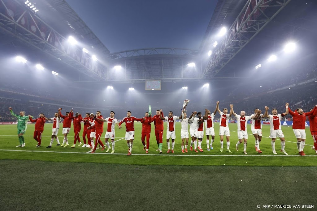 Ajax stevig aan kop na vijf doelpunten tegen PSV