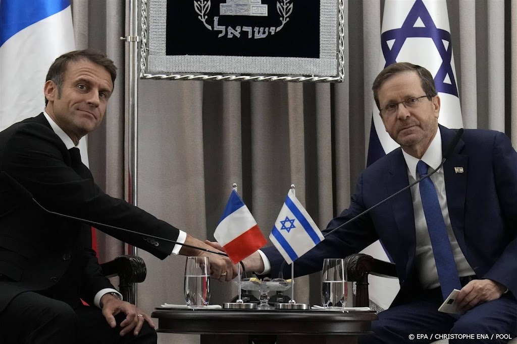 Macron begint aan solidariteitsbezoek in Israël