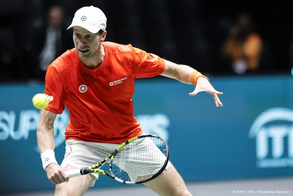 Tennisser Van de Zandschulp strijdend ten onder tegen Tsitsipas