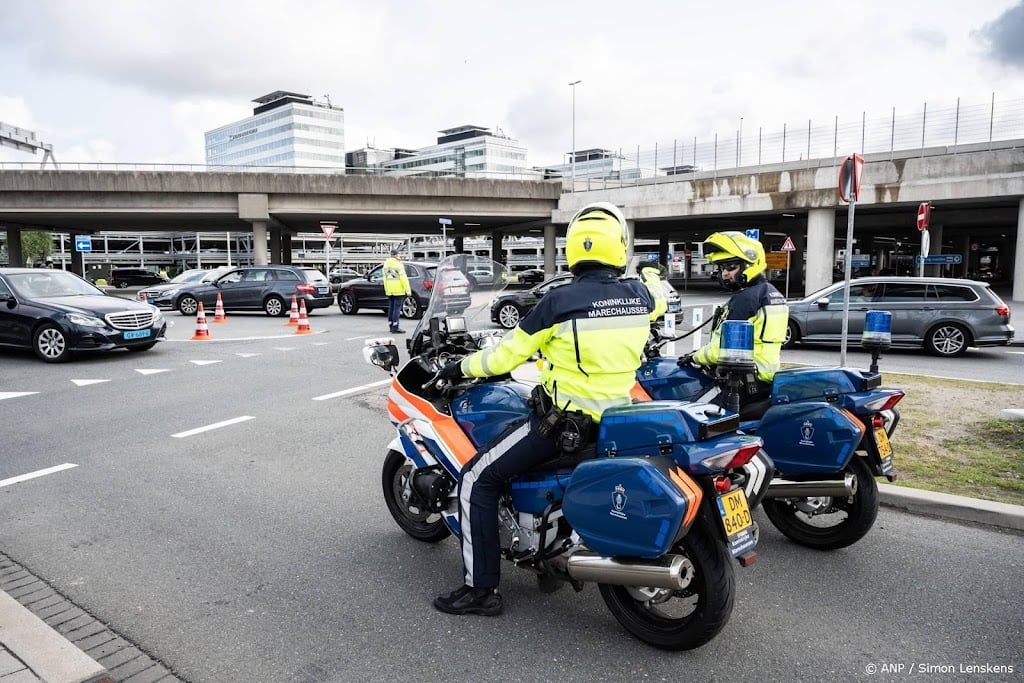 Marechaussee houdt XR-demonstranten aan in vertrekhal Schiphol 